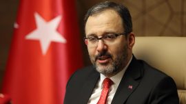 Bakan Kasapoğlu milli yüzücü Berkay Ömer Öğretir'i tebrik etti