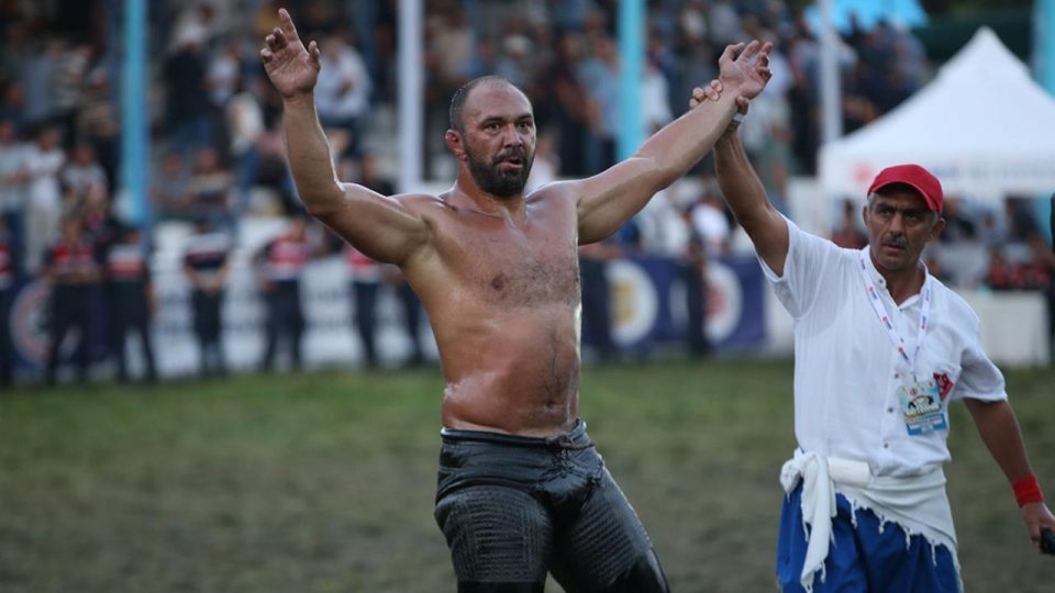 Geleneksel Kurtdereli Yağlı Güreşleri’nin başpehlivanı Ali Gürbüz oldu
